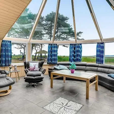 Four-bedroom Holiday In בלבאנד
